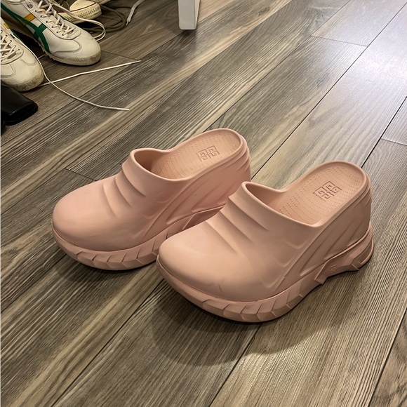 Ballerina pink Givenchy marshmallow slides - Picture 1 of 1
